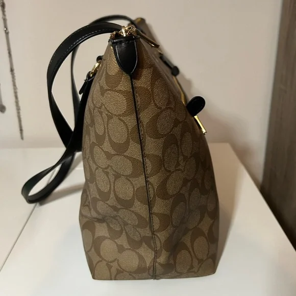 Coach Gallery Tote/Tan and Black/Signature Canvas - Picture 6 of 12